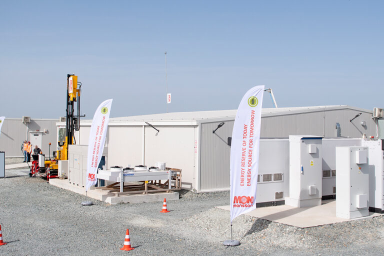 GALERIE FOTO – MONSSON a conectat la reteaua nationala cea mai mare capacitate de stocare a energiei electrice in baterii din Romania