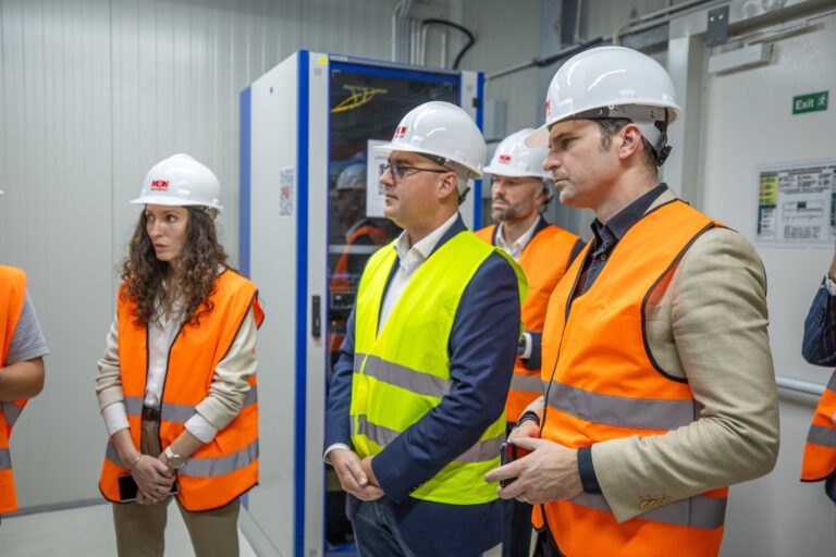 The Minister of Energy, Sebastian Burduja, visited the largest energy storage capacity in batteries in Romania