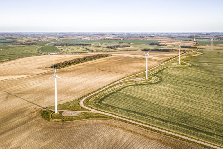 9.000 MW vor fi construiți în regenerabil până în 2030, în cel mai rău scenariu, primii 300 vor fi funcționali în acest an